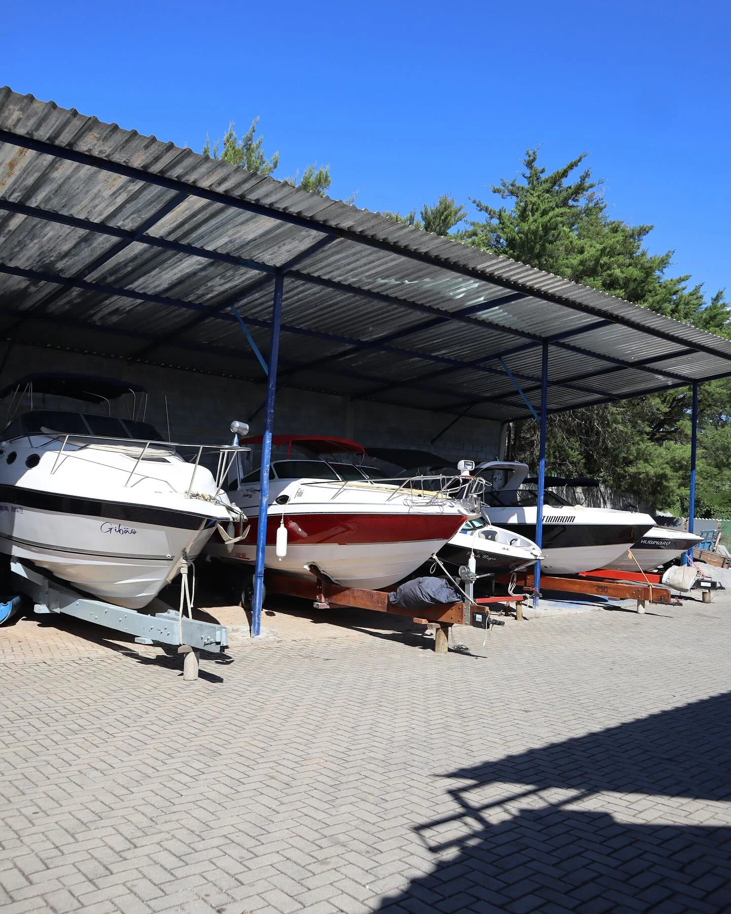 Embarcações na garagem náutica na Marina do Toshio em Peruíbe.